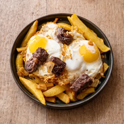 Eggs with beef tenderloin sautéed in garlic