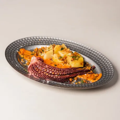 Pulpo con alioli de pimentón de la vera y migas de romesco
