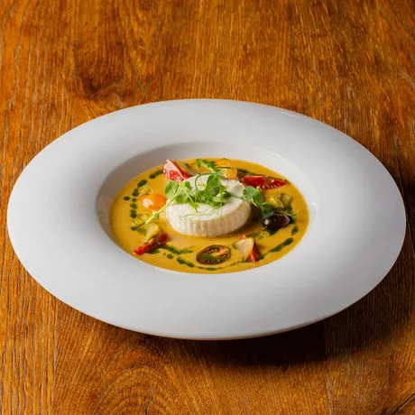 Tomate, burrata y salsa de ají amarillo